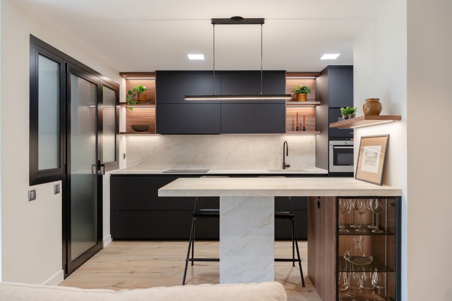 Cocina con península como barra para desayunos en un proyecto del estudio de cocinas en Madrid Santos Vaguada.