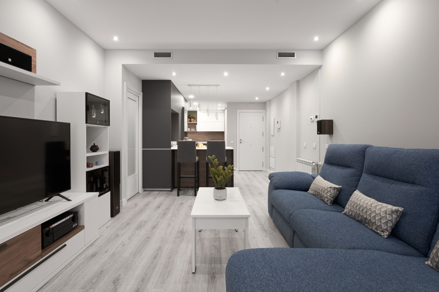 Cocina con península abierta al salón diseñada por la tienda de cocinas en Madrid Santos Vaguada.